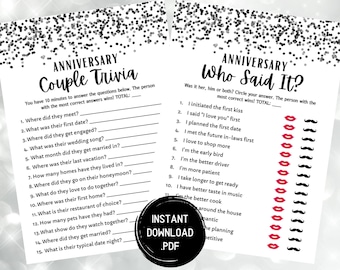 Puede incluir: Cartas de juego imprimibles en blanco y negro para una fiesta de aniversario de pareja. Las cartas presentan un fondo de purpurina plateada y el texto "Anniversary Couple Trivia" y "Anniversary Who Said It?" con preguntas y respuestas para el juego.