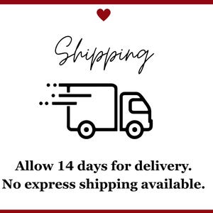 Puede incluir: Fondo blanco con borde rojo y coraz&oacute;n rojo en la parte superior. La palabra "Shipping" est&aacute; escrita en cursiva. Debajo, un gr&aacute;fico en blanco y negro de un cami&oacute;n de reparto.