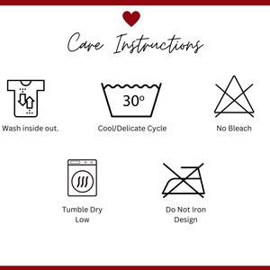 Puede incluir: Una taza de cer&aacute;mica blanca con un asa negra y el texto "But First, Coffee" en un estilo manuscrito. La taza est&aacute; sobre una superficie blanca. La taza mide aproximadamente 10 cm de alto.