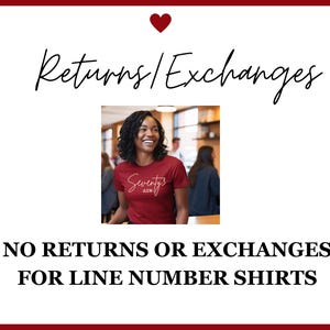 Puede incluir: Una persona lleva una camiseta granate con el texto "Seventy's AZE" en una foto. La imagen incluye las palabras "Devoluciones / Cambios" y la declaraci&oacute;n "NO SE ACEPTAN DEVOLUCIONES NI CAMBIOS PARA CAMISETAS DE N&Uacute;MERO DE L&Iacute;NEA" sobre un fondo blanco con borde rojo y un coraz&oacute;n.