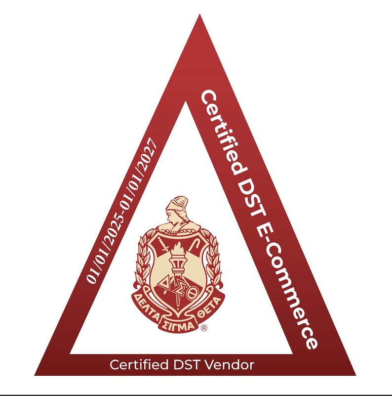 Puede incluir: Un tri&aacute;ngulo granate con el texto "Certified DST E-Commerce" y "Certified DST Vendor". Dentro del tri&aacute;ngulo hay un escudo con las letras griegas Delta, Sigma y Theta, y las fechas 01/01/2025-01/01/2027.