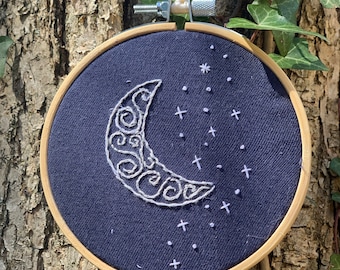 Bordado hecho a mano de luna y estrellas
