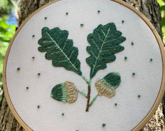 Hojas de roble y bellotas bordados en muselina