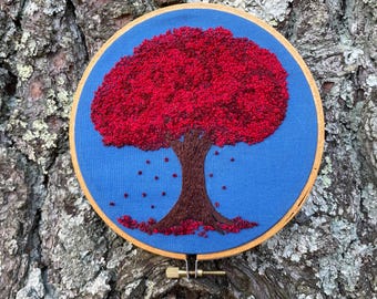 Árbol de Octubre en Rojo bordado original hecho a mano