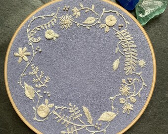 Corona floral de lino bordada