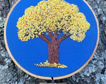 Árbol de Octubre en Amarillo bordado original hecho a mano