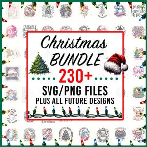 Op de afbeelding: Een digitaal downloadpakket met meer dan 230 kerstthema SVG- en PNG-bestanden. De afbeelding toont een verscheidenheid aan ontwerpen, waaronder de kerstman, kerstboom en feestverlichting. De tekst "Christmas Bundle 230+ SVG/PNG Files Plus All Future Designs" wordt weergegeven in een witte doos met een rode rand.