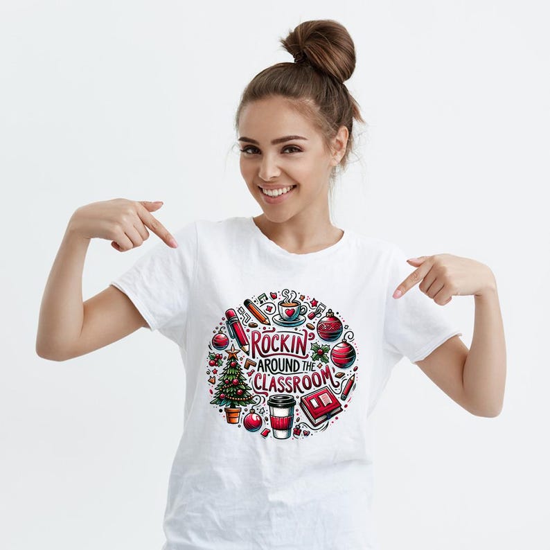 Może przedstawiać: Biała koszulka z kolorowym wzorem graficznym przedstawiającym choinkę, ozdoby, kubek z kawą, oł&oacute;wek i tekst "Rockin' Around the Classroom".