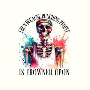 以下が含まれることがあります： 虹色のヘアバンドと白いタンクトップを着た、水彩画の骸骨のイラストです。「I RUN BECAUSE PUNCHING PEOPLE IS FROWNED UPON」というテキストが、骸骨の周りを円形にデザインされています。