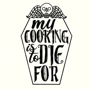 Puede incluir: Diseño gráfico en blanco y negro con una calavera y alas en la parte superior de un diseño en forma de ataúd. El texto dice "Mi cocina es para morirse."