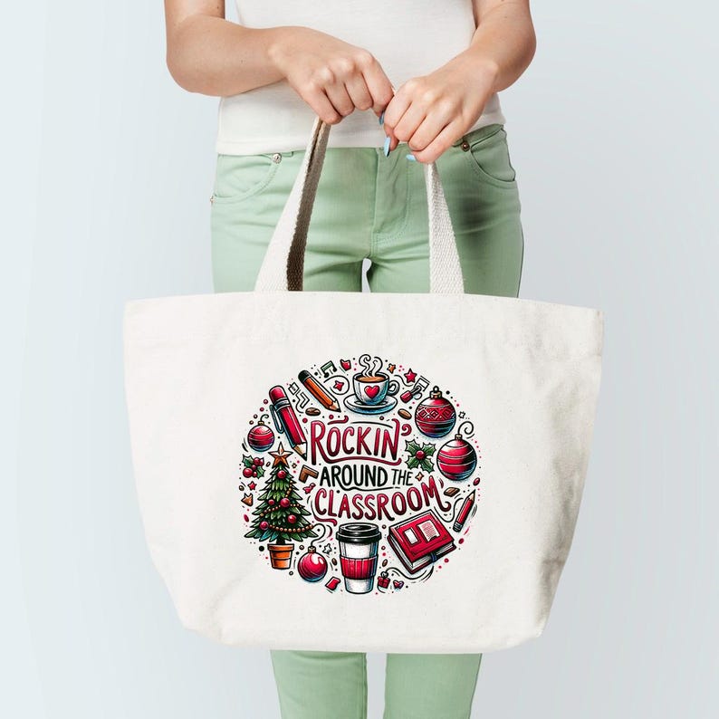 Może przedstawiać: Biała torba z pł&oacute;tna z kolorową ilustracją choinki, ozd&oacute;b, nut muzycznych, filiżanki kawy i oł&oacute;wk&oacute;w. Tekst "Rockin' Around the Classroom" jest napisany na czerwono i biało.