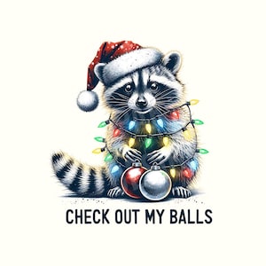 Könnte beinhalten: Ein Waschbär mit Weihnachtsmütze und Lichterkette, der zwei Kugeln hält. Der Text "CHECK OUT MY BALLS" steht unter dem Waschbären. Der Waschbär ist schwarz, weiß und grau, mit einer rot-weißen Weihnachtsmütze.
