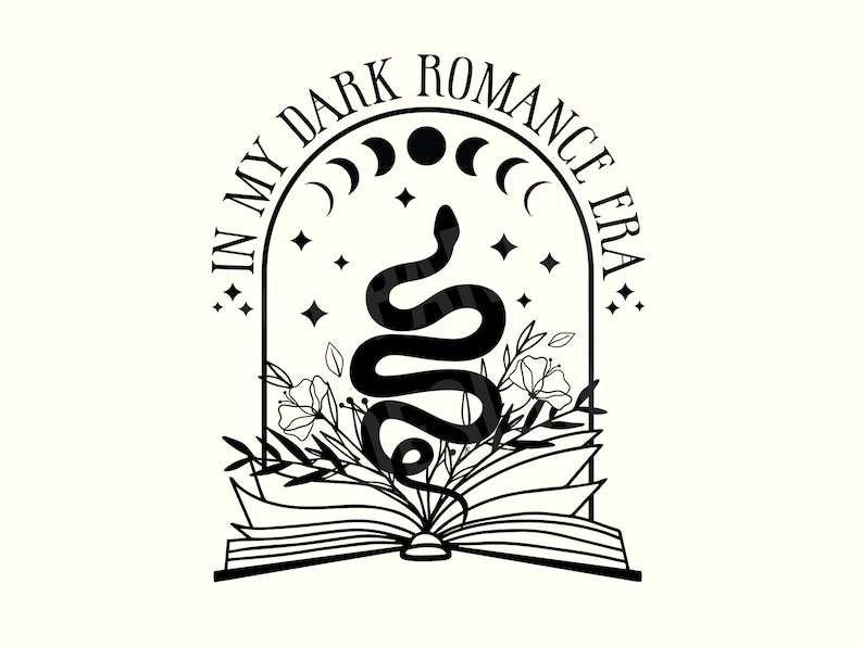Puede incluir: Ilustraci&oacute;n en blanco y negro de un libro abierto con una serpiente y flores en su interior. El texto "In My Dark Romance Era" est&aacute; escrito en un arco sobre el libro.