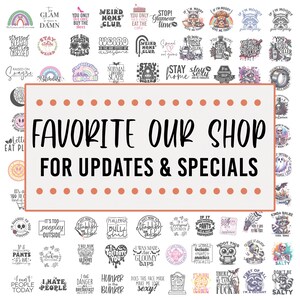 K&ouml;nnte beinhalten: Eine Collage aus bunten und humorvollen Designs mit Texten wie "Weird Moms Club", "Bleib zu Hause", "Drau&szlig;en ist es zu voll" und "Ich hasse Menschen". Der Text "Favorite Our Shop For Updates & Specials" wird in einem gro&szlig;en, braunen Rechteck mit wei&szlig;en Punkten angezeigt.