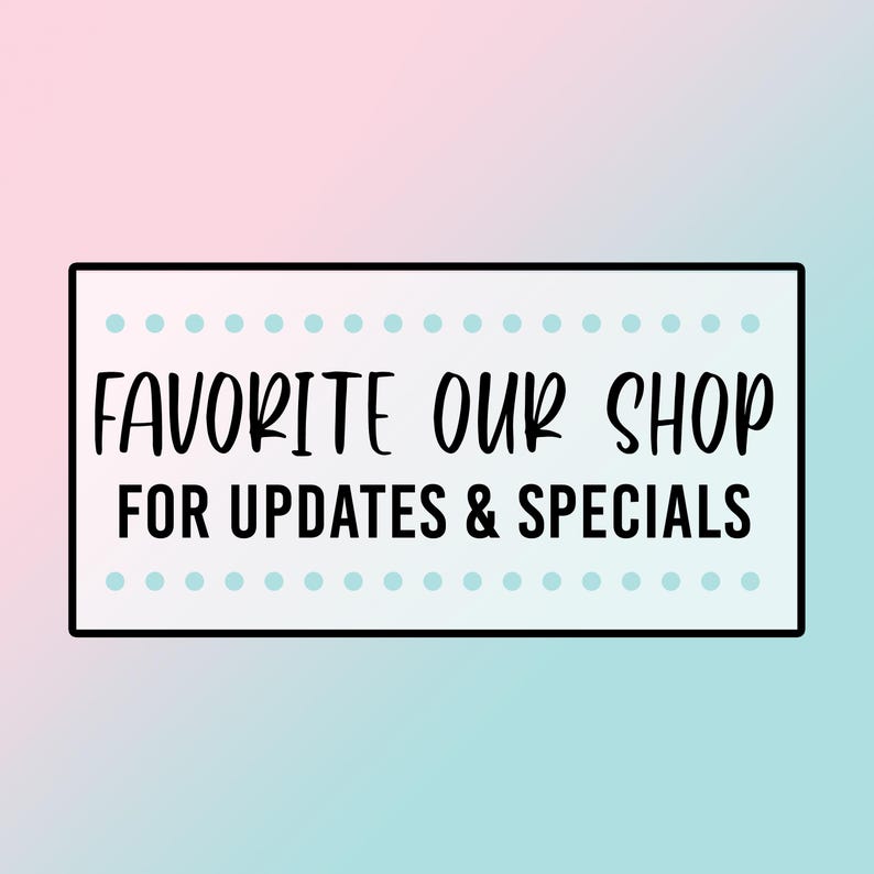 Op de afbeelding: Een witte rechthoek met een zwarte rand en een blauw gestippeld patroon. De tekst "FAVORITE OUR SHOP FOR UPDATES & SPECIALS" is in zwart.