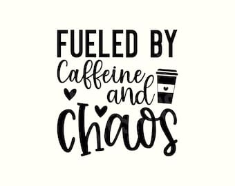 Gevoed door cafeïne en chaos Svg, cafeïne Svg, gevoed door koffie en chaos, cafeïne png, koffiespreuk Svg, koffie Svg, koffie citaten Svg