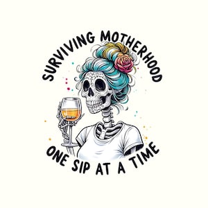 Op de afbeelding: Een kleurrijke illustratie van een skelet met een glas wijn, dat een wit shirt en een blauwe en roze bloemenkroon draagt. De tekst "Surviving Motherhood One Sip At A Time" omringt de afbeelding.