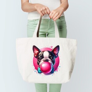 Peut inclure: Un sac fourre-tout blanc avec une illustration de dessin anim&eacute; d'un bouledogue fran&ccedil;ais portant un n&oelig;ud papillon bleu et soufflant une bulle rose. L'arri&egrave;re-plan est un cercle rose avec des &eacute;claboussures blanches.