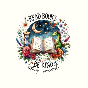 Pode incluir: Uma ilustração caprichosa com um dragão verde lendo um livro sob uma lua crescente com estrelas. O livro está aberto e rodeado de flores e um relógio de areia. O texto diz "Read Books Stay Weird Be Kind".
