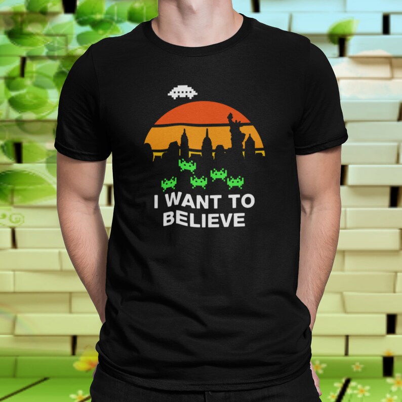 UFO Alien I Want To Believe Retro New York City Skyline Sunset Alien Space Invaders T-Shirt