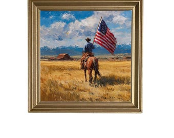 Op de afbeelding: Een ingelijst olieverfschilderij met een ruiter te paard in een goudkleurig veld, die een Amerikaanse vlag vasthoudt. Op de achtergrond staat een rustieke schuur voor besneeuwde bergen onder een helderblauwe lucht. De lijst is metallic goud.