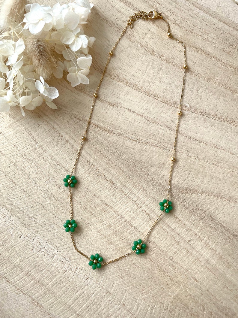 Collier CLARIS collier doré en acier inoxydable avec petites fleurs en perles idée cadeau femme cadeau de Noël collier fleurs Vert