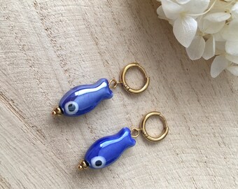 Boucles d'oreilles POSSEIDON - En acier inoxydable et pendentif petit poisson bleu en céramique - Idée cadeau femme - cadeau de Noël