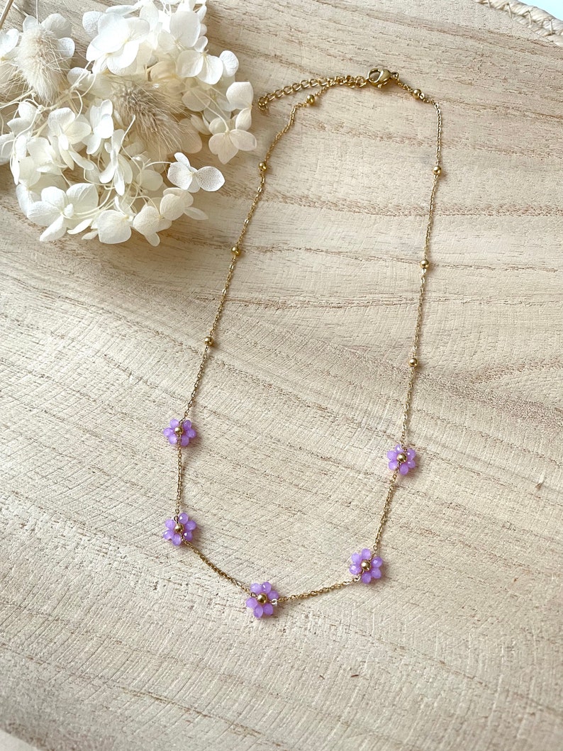 Collier CLARIS collier doré en acier inoxydable avec petites fleurs en perles idée cadeau femme cadeau de Noël collier fleurs Violet