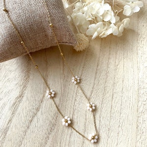 Collier CLARIS collier doré en acier inoxydable avec petites fleurs en perles idée cadeau femme cadeau de Noël collier fleurs Blanc