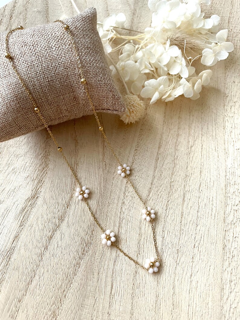 Collier CLARIS collier doré en acier inoxydable avec petites fleurs en perles idée cadeau femme cadeau de Noël collier fleurs Blanc