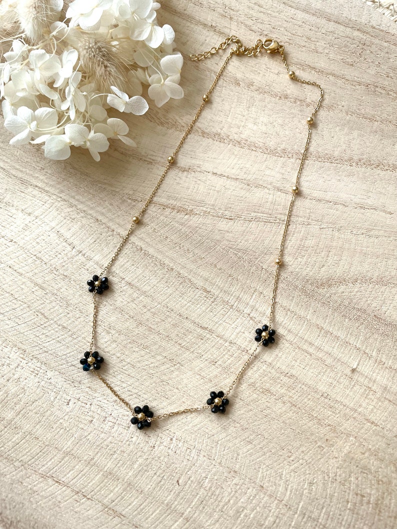 Collier CLARIS collier doré en acier inoxydable avec petites fleurs en perles idée cadeau femme cadeau de Noël collier fleurs Noir
