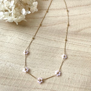 Collier CLARIS collier doré en acier inoxydable avec petites fleurs en perles idée cadeau femme cadeau de Noël collier fleurs Rose clair