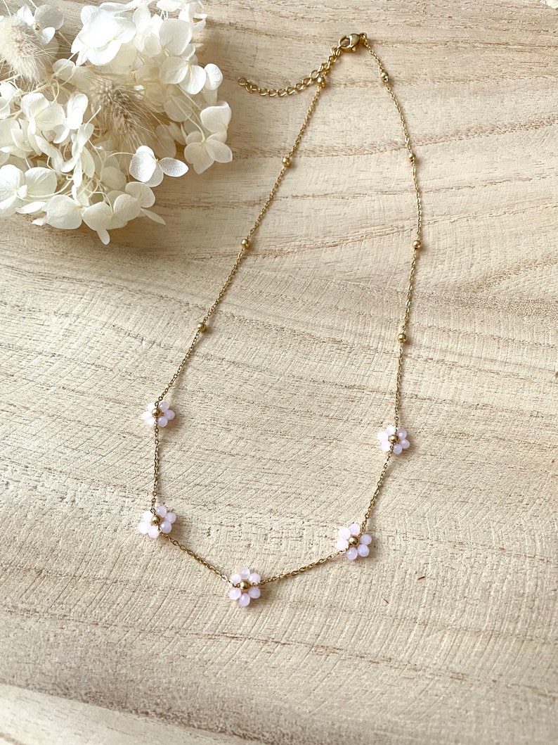 Collier CLARIS collier doré en acier inoxydable avec petites fleurs en perles idée cadeau femme cadeau de Noël collier fleurs Rose clair