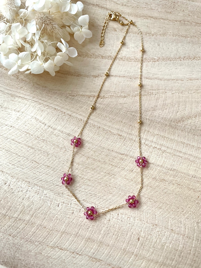 Collier CLARIS collier doré en acier inoxydable avec petites fleurs en perles idée cadeau femme cadeau de Noël collier fleurs Rose foncé