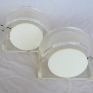 Paar Lucite Demi-Lune Tischlampen