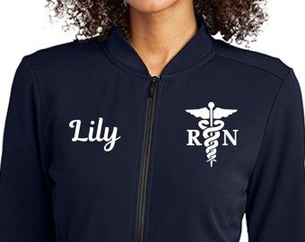 Benutzerdefinierte Krankenschwesterjacke, Ogio Nurse Full Zip, medizinische Pflegejacke, RN Nursing Jacket