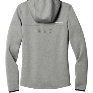 Puede incluir: Una sudadera gris con capucha y ribetes negros y la palabra "ENDURANCE" impresa en la espalda.