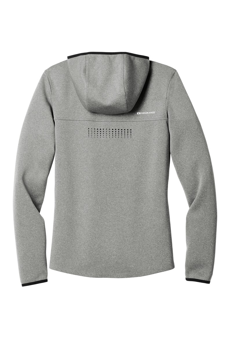 Puede incluir: Una sudadera gris con capucha y ribetes negros y la palabra "ENDURANCE" impresa en la espalda.