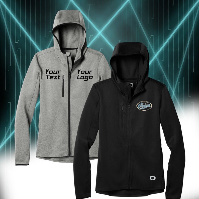 Puede incluir: Dos chaquetas con capucha y cremallera, una gris y otra negra. La chaqueta gris tiene el texto "Your Text" y "Your Logo" impreso en la parte delantera. La chaqueta negra tiene un logotipo con el texto "Custom" impreso en la parte delantera.