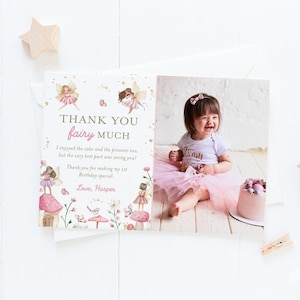 Tarjeta de agradecimiento con foto editable para el primer cumpleaños de una hada, tarjeta de agradecimiento con foto de hadas mágicas, fiesta en un jardín de hadas encantado, Corjl, FAIRY02