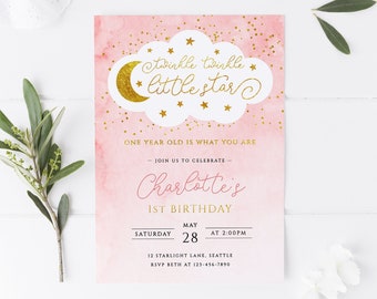 Puede incluir: Invitación rosa y dorada para un primer cumpleaños. La invitación presenta el texto "twinkle twinkle little star" en letras doradas dentro de una nube. Incluye el nombre "Charlotte's" y la fecha y hora de la fiesta.