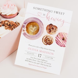 Pode incluir: Um convite de chá de bebê rosa e branco com uma ilustração em aquarela de uma xícara de café com um desenho de coração, um donut, um pão de canela e um biscoito com gotas de chocolate. O texto diz "Something Sweet is Brewing" e inclui o nome Olivia Madison, a data 17 de agosto, o horário das 14h00 às 17h00, o local Love You a Latte Coffehouse, o endereço 125 Main Street New York, NY 10005, as informações de RSVP e as informações de registro.