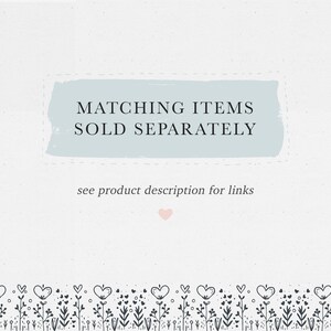 Pode incluir: Um fundo branco com um ret&acirc;ngulo azul claro com o texto "MATCHING ITEMS SOLD SEPARATELY" e o texto "see product description for links" abaixo do ret&acirc;ngulo. Um pequeno cora&ccedil;&atilde;o rosa est&aacute; abaixo do texto. Uma borda de desenhos florais pretos com cora&ccedil;&otilde;es est&aacute; na parte inferior da imagem.