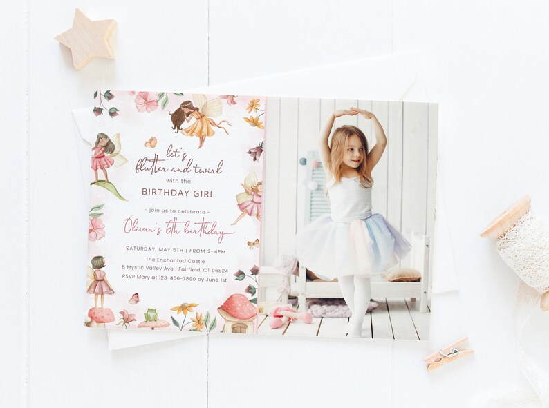 Pode incluir: Um convite de anivers&aacute;rio com tema de fadas, rosa e verde, com uma foto de uma menina em tutu. O convite diz "let's flutter and twirl with the birthday girl" e inclui os detalhes da festa de anivers&aacute;rio de Olivia de 6 anos.