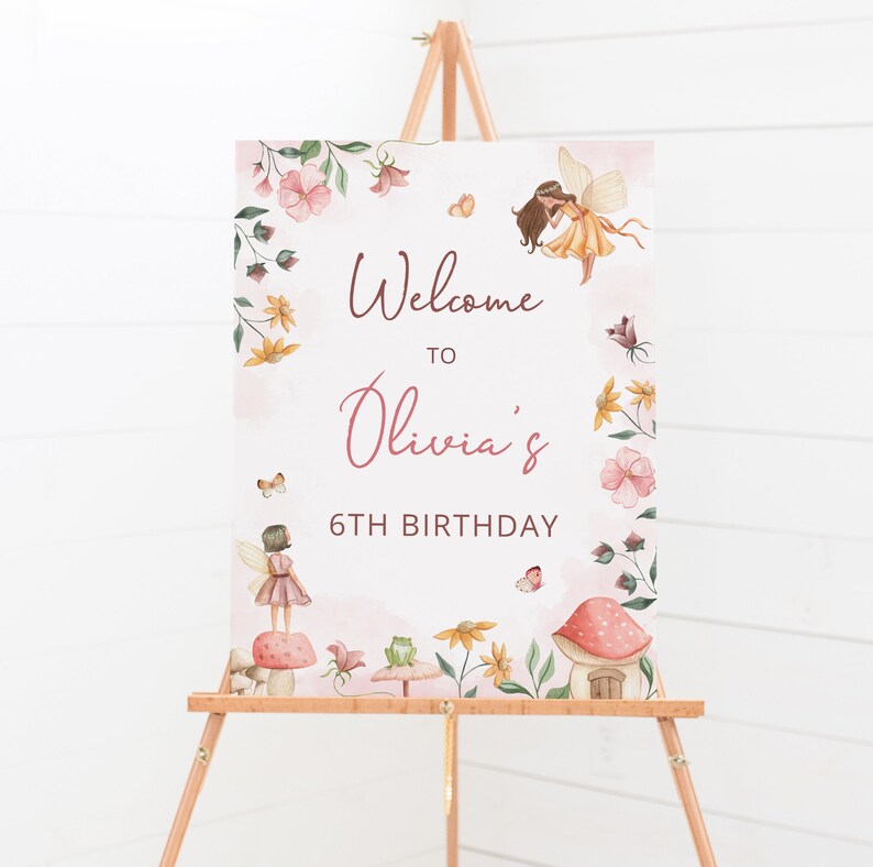 Pode incluir: Bem-vindo ao cartaz do 6&ordm; anivers&aacute;rio de Olivia com fundo rosa e borda floral. O cartaz apresenta duas fadas, cogumelos e um sapo.
