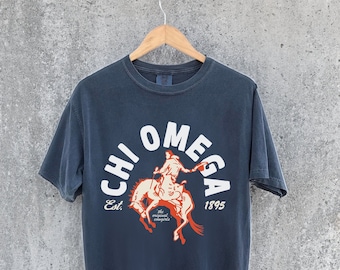 Camiseta Chi Omega Bronco Comfort Colors, camiseta de hermandad estilo western