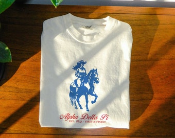 Camiseta de colores cómodos occidentales Alpha Delta Pi // ADPi, camiseta vaquera Alpha Delta Pi // Camiseta vaquera estética de hermandad