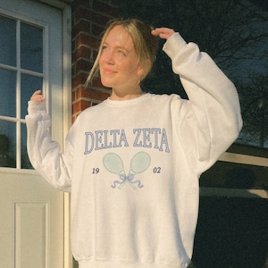 Delta Zeta Tennis Sweatshirt // Sorority Bow Rundhalsausschnitt // DZ, Delta Zeta Shirt // ästhetischer griechischer Pullover