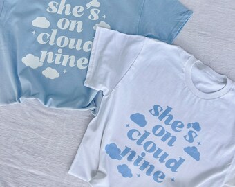 She&#39;s On Cloud Nine Bachelorette Tees // Camisas de fiesta de moda de Bach // Camisetas de despedida de soltera azul // Camisas estéticas para novia y fiesta nupcial
