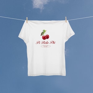 Pi Beta Phi Cherry Comfort Colors Tee // Estética vintage Pi Phi, Camisa Pi Beta Phi // Camiseta moderna com estampa de cereja grega